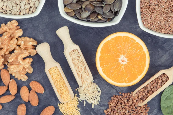 天然のビタミンやミネラル源としての製品や成分 甲状腺の概念のための有益な食事 — ストック写真