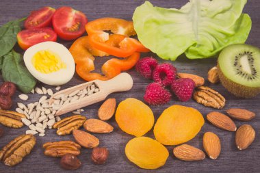 Doğal E vitamini, diğer mineraller ve diyet lifleri içeren çeşitli malzemeler. Sağlıklı yaşam tarzı ve beslenme