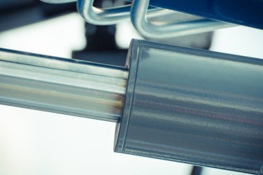 Makinedeki endüstriyel hidrolik ve pnömatik mekanizmanın bir parçası olarak piston ya da aktüatör. Makine ve teknoloji.