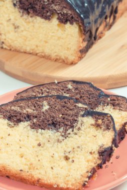 Farklı şenlikler için taze hamur mayası ve kakao. Lezzetli tatlı. Beyaz arkaplan