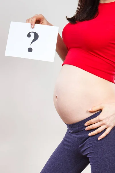 Een Zwangere Vrouw Met Een Witte Kaart Met Vraagteken Verwachte — Stockfoto
