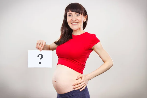 Gelukkig Lachende Zwangere Vrouw Met Witte Kaart Met Vraagteken Verwachte — Stockfoto