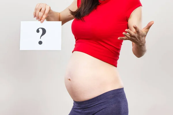 Беременная Женщина Держит Белую Карточку Вопросительным Знаком Ожидании Рождения Мальчика — стоковое фото