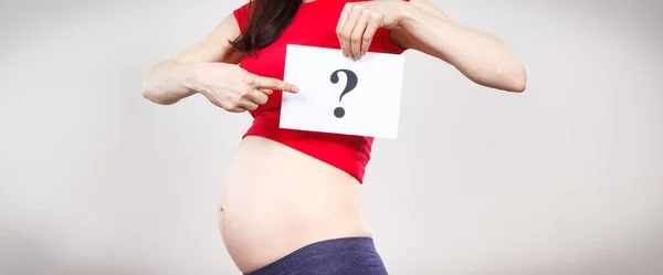 Mulher Grávida Segurando Cartão Branco Com Ponto Interrogação Esperando Nascimento — Fotografia de Stock