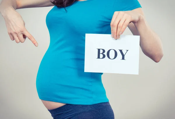 Zwangere Vrouw Met Een Witte Kaart Met Inscriptie Jongen Verwacht — Stockfoto