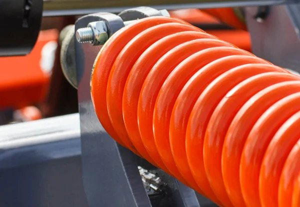 오렌지 스프링은 강철로 만들어 졌습니다 산업용 농업용 기계의 일부이다 — 스톡 사진