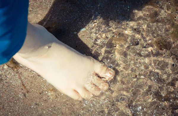 Piedi Bambino Sulla Sabbia Mare Bambino Che Diverte Sulla Spiaggia — Foto Stock