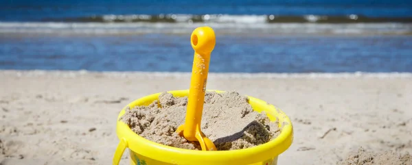 Balde Plástico Com Espátula Usando Para Relaxar Jogar Areia Praia — Fotografia de Stock