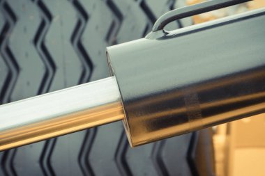 Piston, aktüatör ve siyah lastik kamyonda, traktörde ya da diğer pnömatik ya da hidrolik makinelerde. Teknoloji ve mühendislik