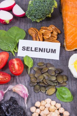 Doğal selenyum, diyet lifleri ve diğer çeşitli vitamin ve mineraller içeren sağlıklı yiyecekler. Siyah tahta arkaplan