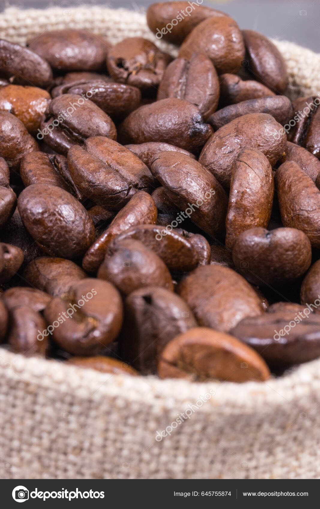 混凝土结构上的黄麻袋中的一大堆深色烤香咖啡豆——图库图片© ratmaner #645755874