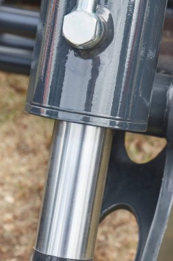 Makinedeki endüstriyel hidrolik ve pnömatik mekanizmanın bir parçası olarak piston ya da aktüatör. Makine ve teknoloji.