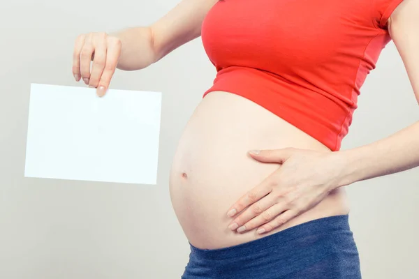임신중인 대신빈 카드를 있습니다 신생아를 기다리고 있어요 가족을 표현하는 어머니 — 스톡 사진