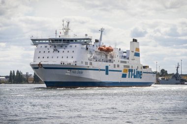 Swinoujscie, Batı Pomeranya - 15 Temmuz 2022: Swinoujscie limanından ayrılıp Trelleborg 'a giden TT-Line Nils Dacke feribotuna bakın. Yolcuları ve arabaları taşı