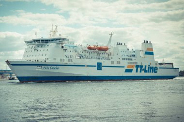 Swinoujscie, Batı Pomeranya - 15 Temmuz 2022: Swinoujscie 'den Trelleborg' a giden Nils Dacke feribotu yolcuları ve arabaları izleyin. Baltık Denizi 'nden Nakliye