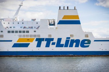 Swinoujscie, Batı Pomeranya - 15 Temmuz 2022: Nils Dacke feribotunun Swinoujscie limanından ayrılışındaki TT-Line yazısını izleyin. Yolcuları ve arabaları taşı