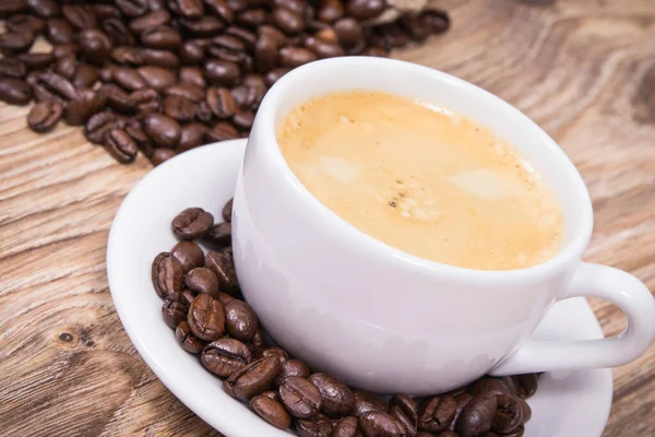 Кофе Белой Чашке Жареный Ароматный Кофе Зернах — стоковое фото