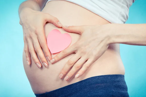 Zwangere Vrouw Met Roze Hart Haar Buik Verwacht Voor Pasgeborene — Stockfoto