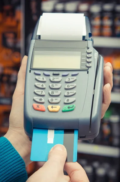 クレジットカードで決済端末を使っている女性の手 お店で買い物をするためのキャッシュレス支払い ファイナンスの概念 — ストック写真