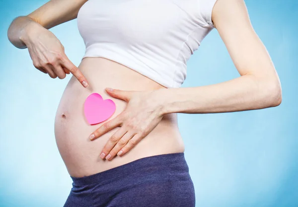 Kvinnan Gravid Visar Rosa Hjärta Magen Väntar Nyfödda Utöka Familjen — Stockfoto