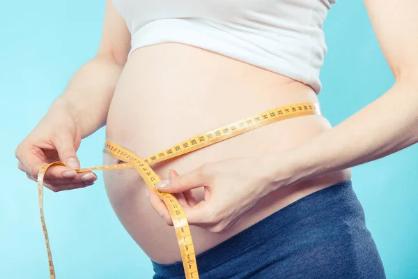 Gravid Kvinna Med Måttband Magen Viktökning Graviditeten Väntar Nyfödda Utöka — Stockfoto