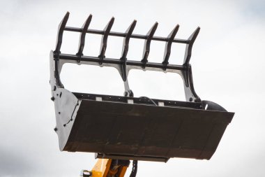 Hasır balyaları taşımak için tarımda kullanılan yükleme makinesi. Ulaştırma ve tarım alanındaki modern teknoloji