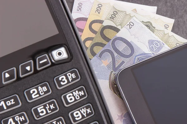 Betalningsterminal Pengar Och Smartphone Med Nfc Teknik Som Använder För — Stockfoto