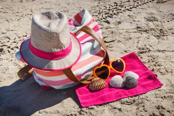 Аксесуари Використовуються Відпочинку Піску Пляжі Концепція Подорожі Відпустки — стокове фото