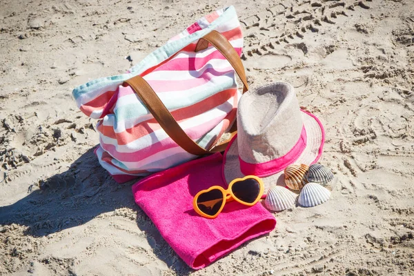 Accessori Rilassarsi Sulla Sabbia Spiaggia Concetto Viaggio Vacanza — Foto Stock