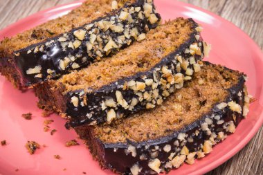 Tahtada kuru üzüm ve fındıklı kabaktan yapılmış taze pişmiş hamur işi. Tatlı nefis.