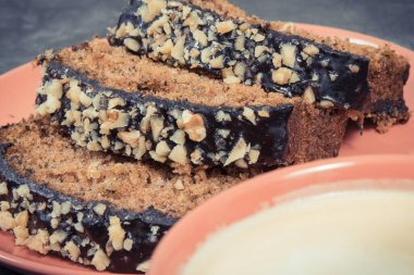 Taze pişmiş kabak hamuru ve bir fincan beyaz kahve. Tatlı nefis.