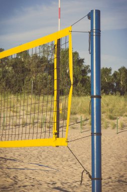 Kumsaldaki kumda voleybol sarı ağı. Spor, eğlence ve temiz havada sağlıklı yaşam tarzları.