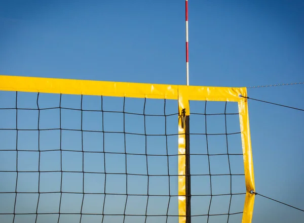 Red Amarilla Voleibol Sobre Arena Playa Deporte Recreación Estilos Vida — Foto de Stock
