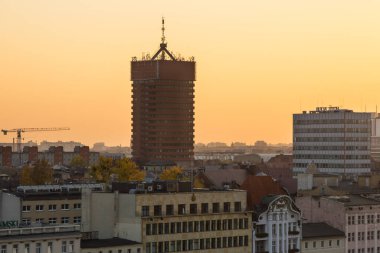 Poznan, Polonya - 12 Ekim 2018: Gün batımında görünümünden kule Ekonomi Üniversitesi ve iş ve diğer binalar veya Lehçe şehir Poznan, Greater Poland'deki / il ofisleri