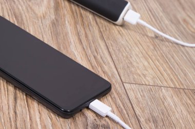 Boş akıllı telefon veya cep telefonunu şarj etmek için dış güç bankası kullan