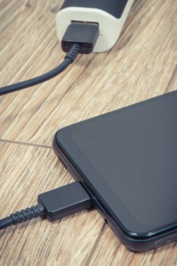 Boş akıllı telefon veya cep telefonunu şarj etmek için dış güç bankası kullan