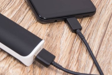 Boş akıllı telefon veya cep telefonunu şarj etmek için dış güç bankası kullan
