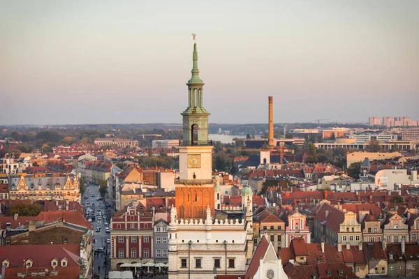 波兰波兹南 2018年10月12日 大波兰省波兹南市中心市政厅和其他建筑的日落景观 — 图库照片