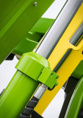 Yeşil pnömatik ya da hidrolik makinenin parçası olarak piston ya da aktüatör. Teknoloji ve mühendislik