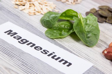 Yazıt magnezyum ve içinde doğal magnezyum ve diğer vitamin ve mineraller bulunan sağlıklı besinler.