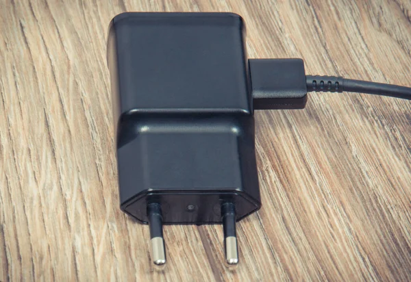 黑色充电器 用于充电空电池的智能手机或移动电话 各种装置充电概念 — 图库照片