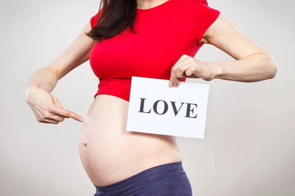 Zwangere Vrouw Met Een Witte Kaart Met Opschrift Liefde Verwachte — Stockfoto