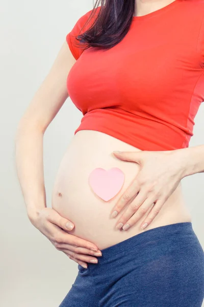 Беременная Женщина Розовым Сердцем Животе Ожидаю Новорожденного Расширение Семьи Материнство — стоковое фото