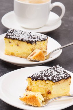 Taze pişmiş ev yapımı peynirli kek ve bir fincan beyaz kahve. Tatlı nefis.