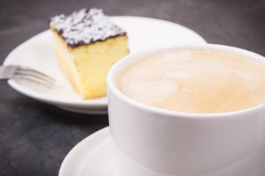 Sütlü kahve ve taze pişmiş peynirli kek. Tatlı nefis.