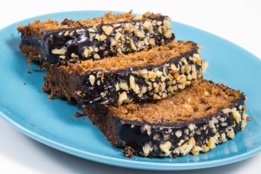 Fındık ve kuru üzümlü kabak hamuru parçaları. Lezzetli tatlı. Beyaz arkaplan