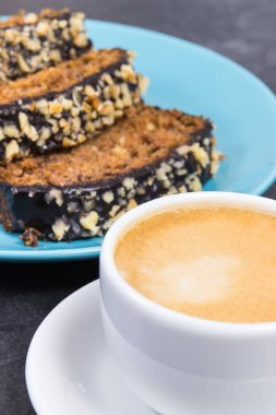 Mavi tabakta taze pişmiş kabak hamuru ve bir fincan beyaz kahve. Tatlı nefis.