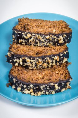 Fındık ve kuru üzümlü kabaktan yapılmış taze pişmiş hamur işi. Lezzetli tatlı. Beyaz arkaplan