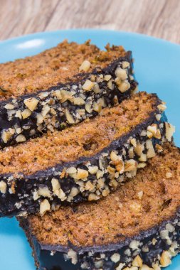 Fındıklı kabak ve mavi tabakta kuru üzümlü taze fırınlanmış hamur işi. Tatlı nefis.