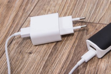 Beyaz şarj aleti ve harici güç bankası boş akıllı telefon veya diğer aygıtları şarj etmek için kullanılır
